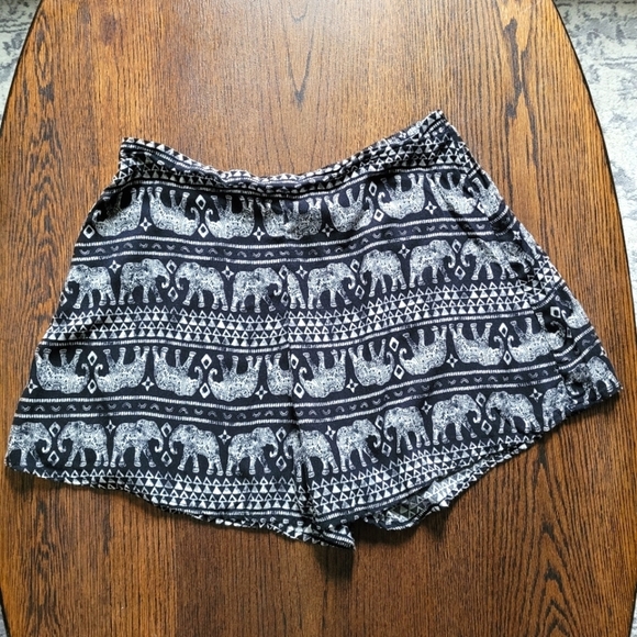 Mudd Black and White Elephant Print Elastic Waist Boho Flowy Shorts Size women L - Picture 1 of 5